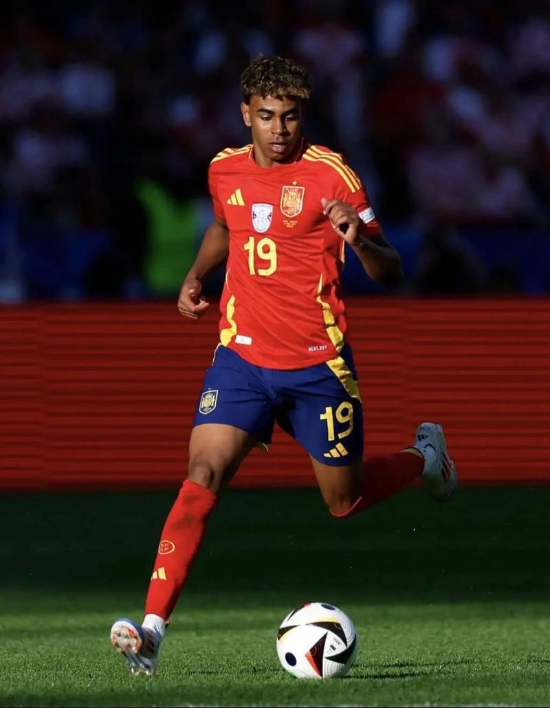 官方：53岁前英超金靴哈塞尔巴因克担任苏里南国家队助教（苏里南国家队官宣：53岁前英超金靴哈塞尔巴因克出任助理教练）