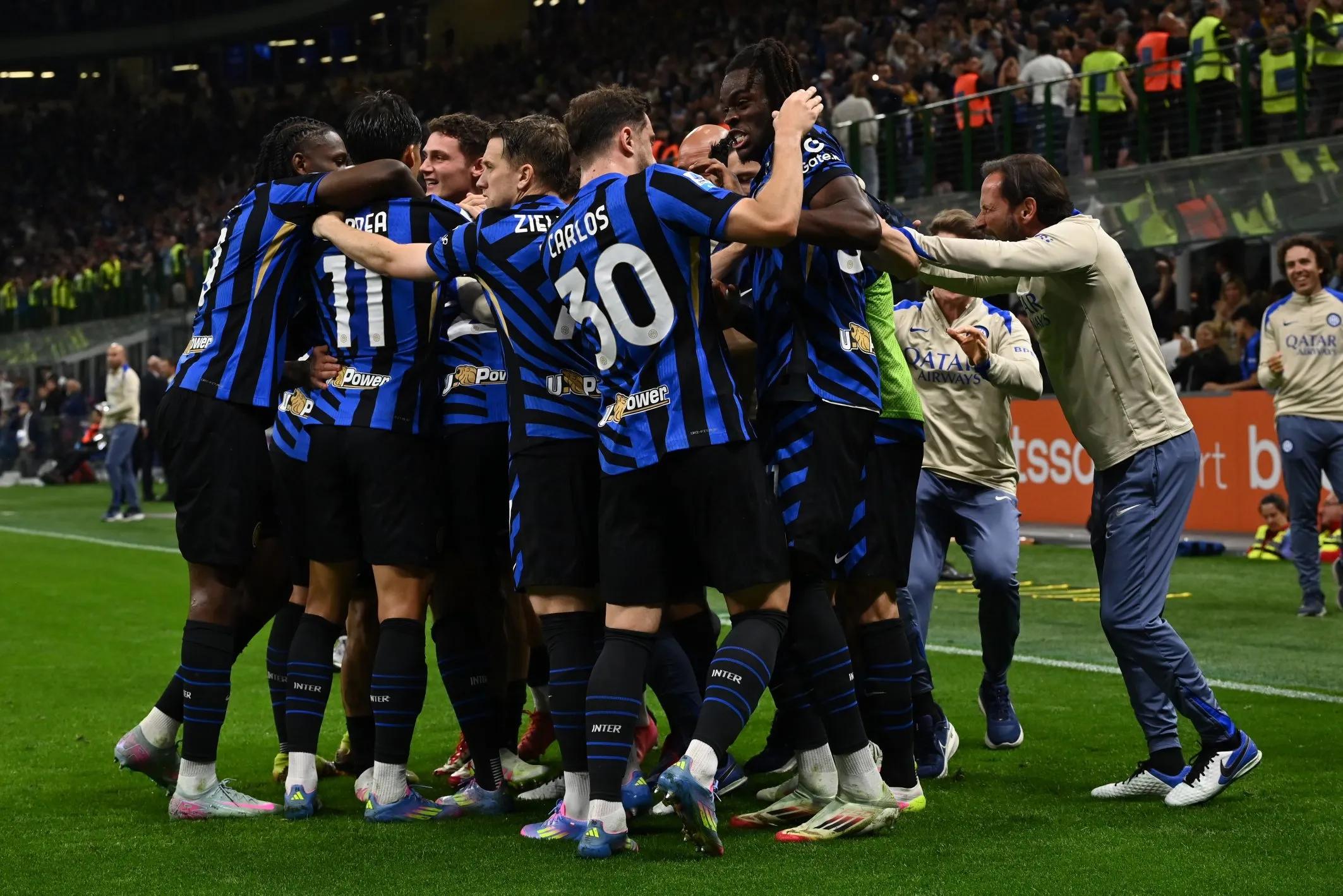 传奇门将正式退役，全场球迷起立致敬