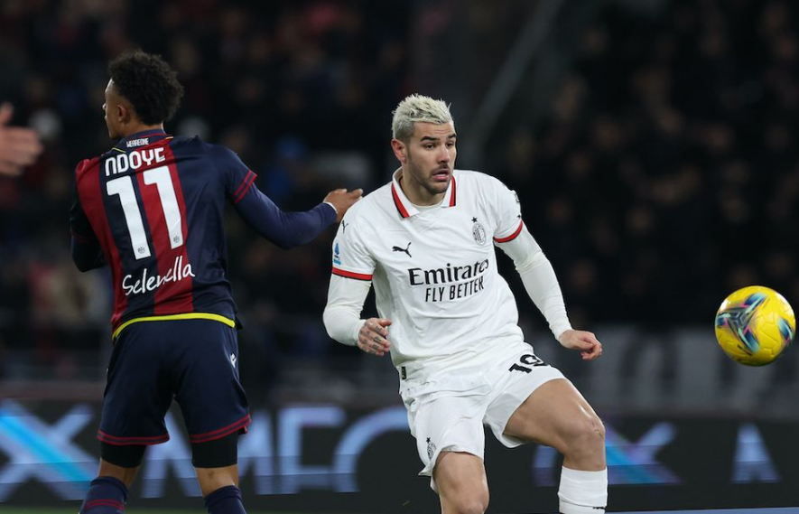 西足协前主席鲁比亚莱斯在发布会被扔鸡蛋，试图回击但被拦住（西班牙足协前主席鲁比亚莱斯发布会上遭扔鸡蛋，欲反击被阻止）